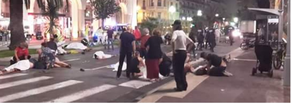 Anche Chivasso e Settimo tremano per l’attentato terroristico di Nizza: molti i concittadini in Costa Azzurra per la festa del 14 luglio. Almeno 84 morti e un centinaio di feriti