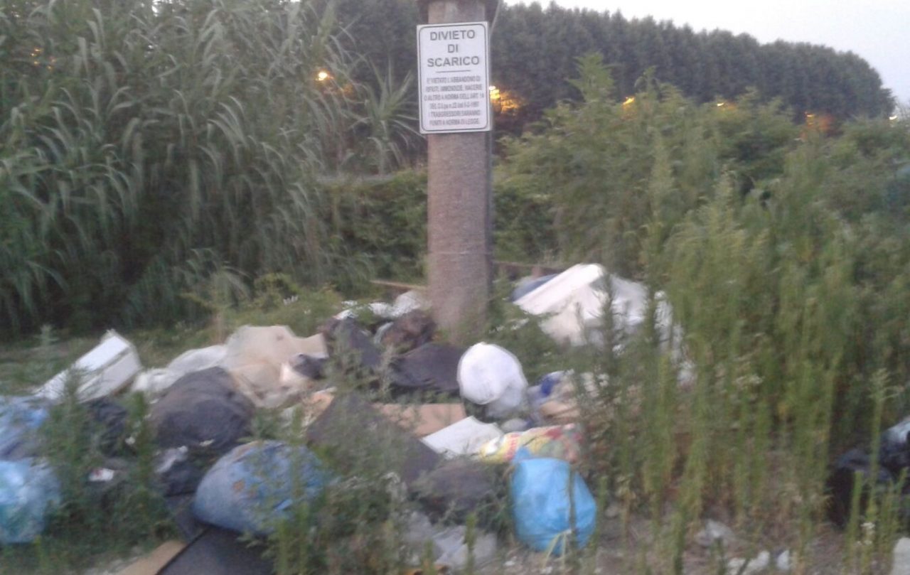 Gli orti pubblici lungo il Canale sono una discarica: vergogna