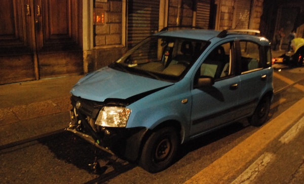 Grave incidente nella notte in via Napione. Motociclista in prognosi riservata