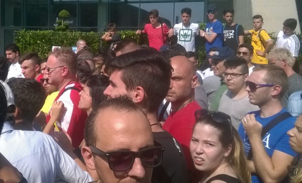 I fans aspettano l’arrivo di Higuaín
