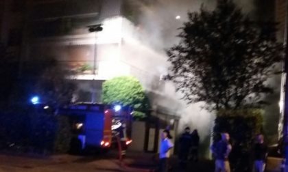 Incendio in una palazzina: la gente impaurita scende in strada