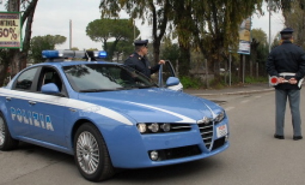 Minaccia di morte alcuni clienti di un bar e gli agenti: arrestato