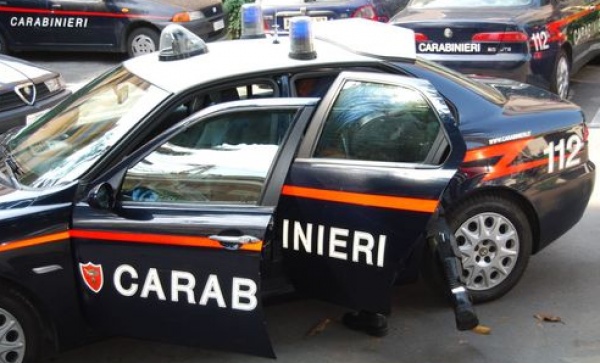 Rapina e minaccia i passanti con uno spiedo per polli: arrestato