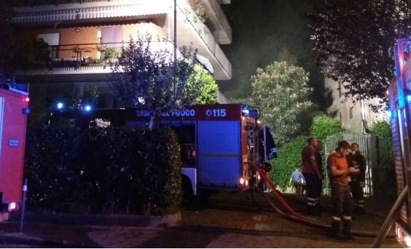 Dopo l’incendio, confermata la fiaccolata di stasera: salta la presentazione del Comitato per il sì al referendum