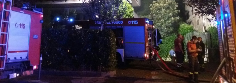 Dopo le fiamme alla casa dei migranti, la fiaccolata di solidarietà