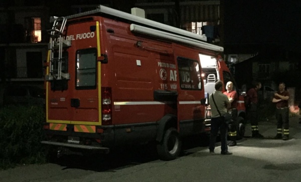 Materasso incendiato, donna si ustiona le braccia