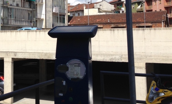 A Chivasso oggi non si paga il parcheggio, ma il parcometro prende i soldi