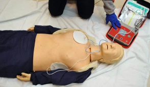 Al via i corsi per imparare ad usare il defibrillatore