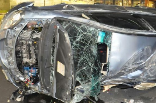Auto rubata contro un palo: giovane grave al Cto, fugge l’autista e un passeggero