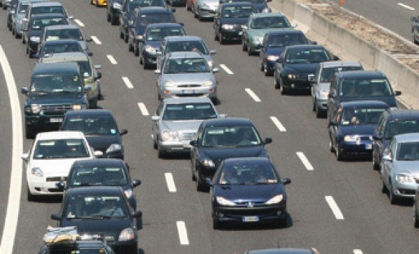 Tir si ribalta: traffico in tilt sulla tangenziale