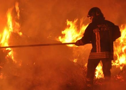 Bruciano rifiuti al campo nomadi, i residenti sul piede di guerra