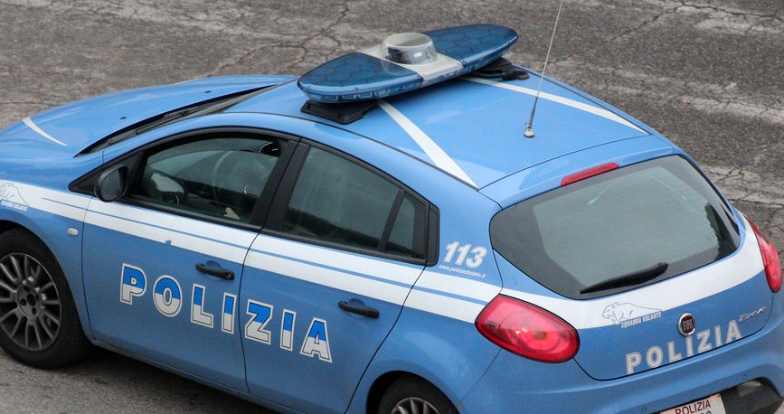 Chiede il telefonino in prestito e poi vuole soldi per restituirlo