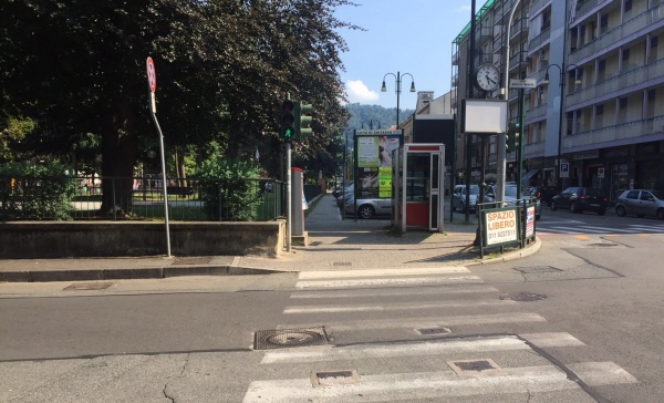 Chivasso, il viaggio tra i Viali: auto veloci e strisce invisibili