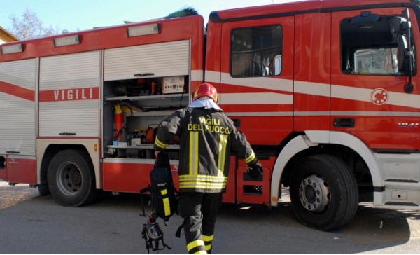 Incendio in un alloggio, sei persone intossicate LE FOTO