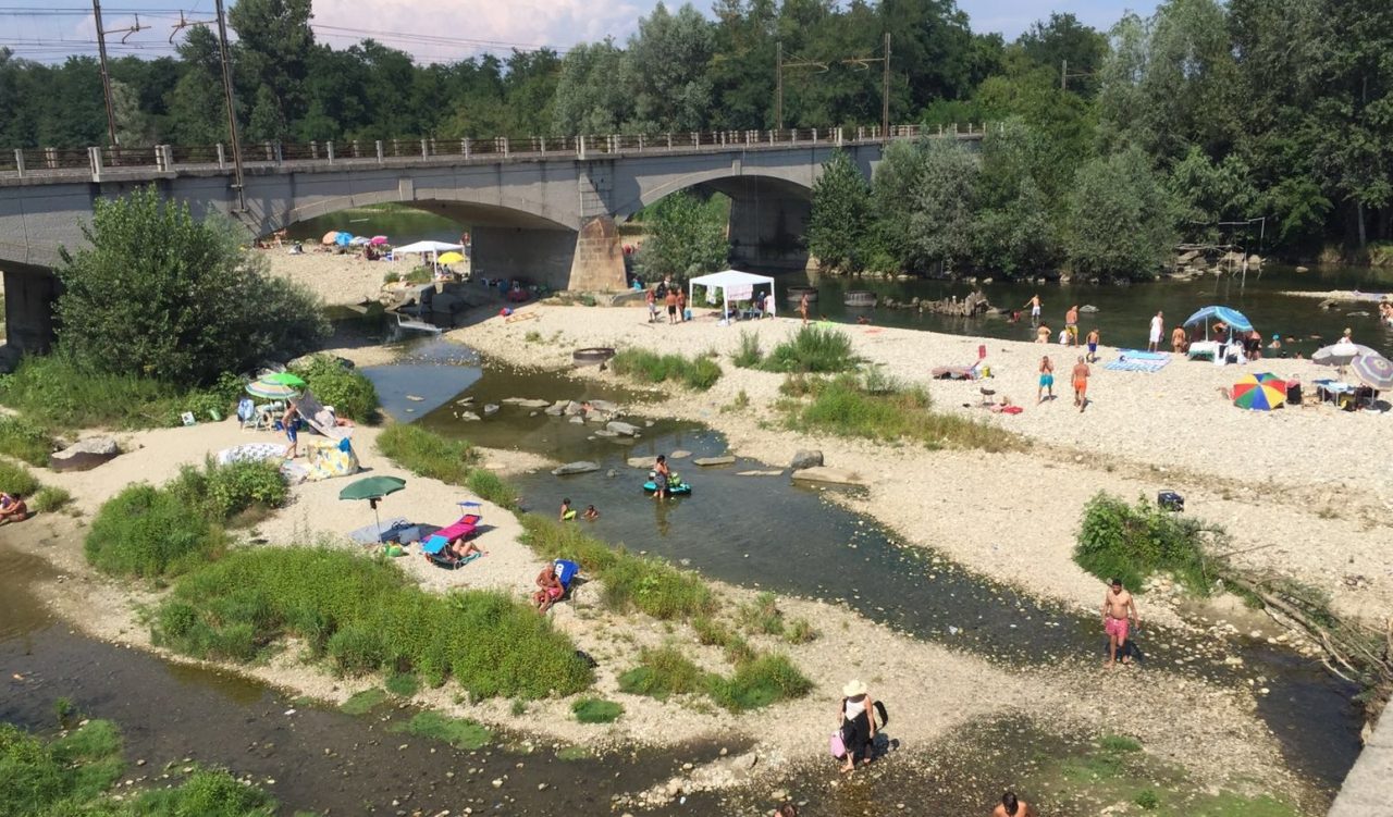 Ferragosto a “Orco beach”, centinaia di bagnanti nella spiaggia di chi resta in città
