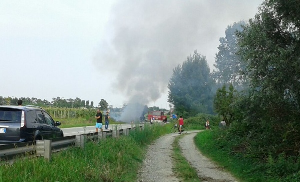 Furgone in fiamme lungo la tangenziale a Montanaro