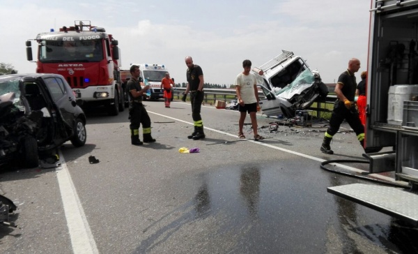 Grave incidente sulla tangenziale ovest di Vercelli, feriti due conducenti