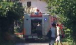 Incendio a Verrua: la strada è troppo stretta, i pompieri devono proseguire a piedi