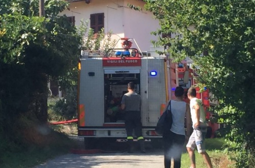 Incendio a Verrua: la strada è troppo stretta, i pompieri devono proseguire a piedi