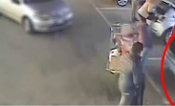 Lo scippo in diretta, attenti a quei ladri