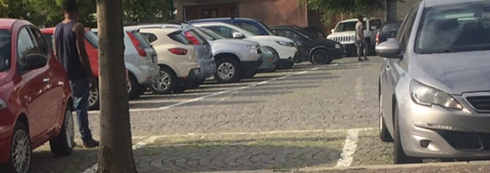 Piazza d’Armi invasa dai parcheggiatori abusivi: ne abbiamo contati sei, e sono tutti “richiedenti asilo”