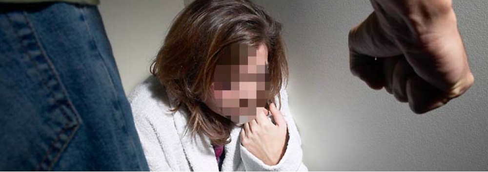 Picchiava la convivente con la cintura, arrestato un ventenne