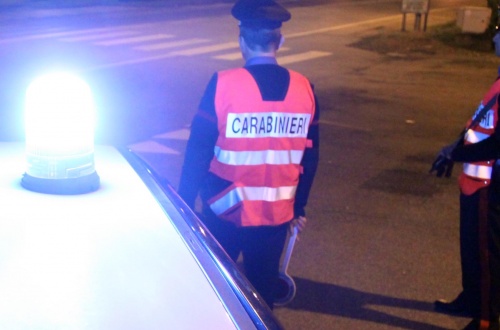 Scopre due ladri nel palazzo vicino e riesce a farne arrestare uno dai carabinieri