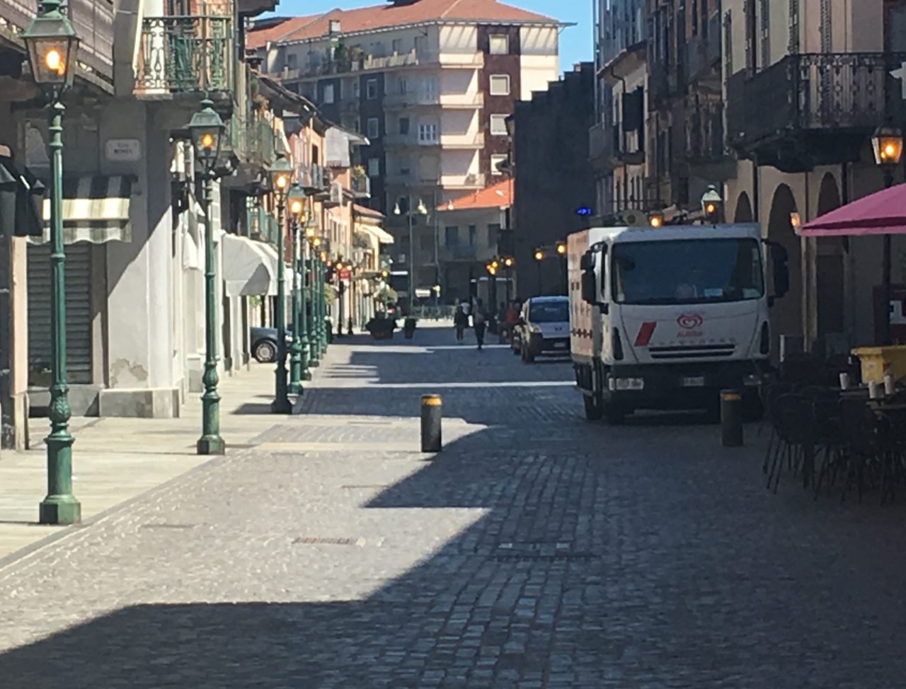 Via Torino, lampioni accesi anche di giorno