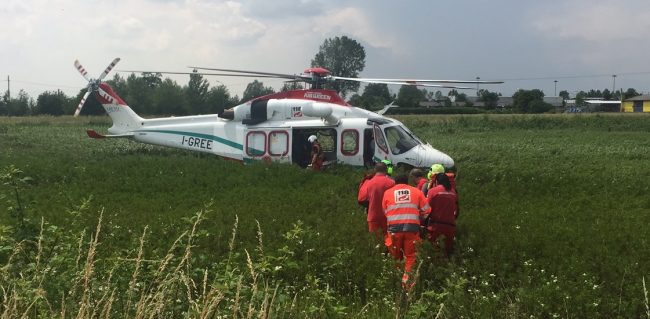Grave incidente a Cigliano sulla SP11: scontro tra due moto, un centauro è in pericolo di vita