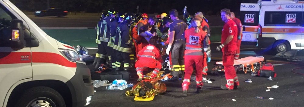 Camion travolge una famiglia su un’auto e scappa: morti i genitori