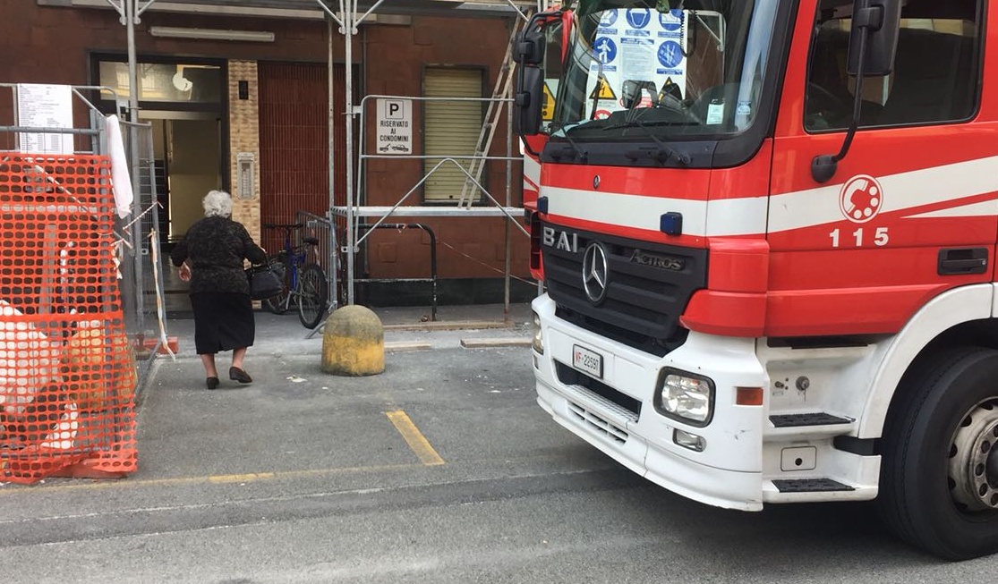 Dimentica la pentola sul fuoco, arrivano i pompieri