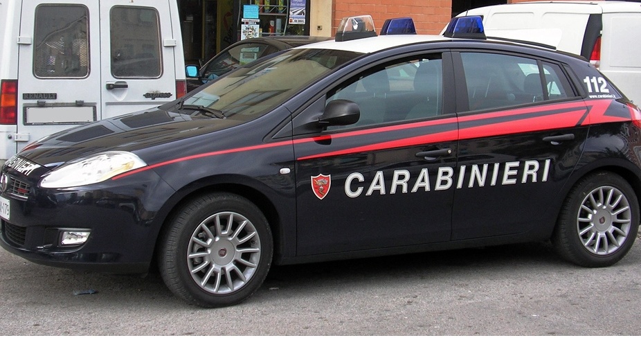 I ladri entrano in casa mentre dormono e poi scappano con l’auto parcheggiata in garage