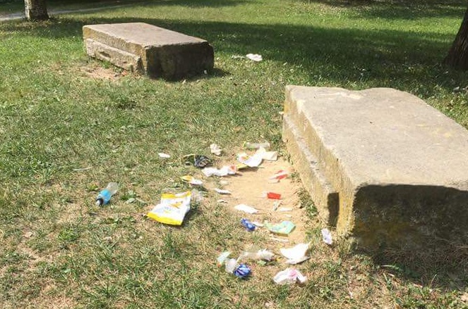 Il parco del Bricel invaso dai rifiuti abbandonati