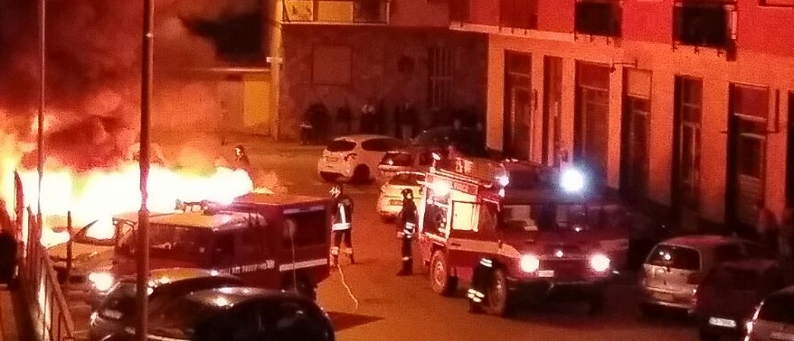 Incendio nella notte: bruciano tre auto. Quattro intossicati