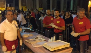 La grande amatriciana in piazza «rovinata» dalla pioggia