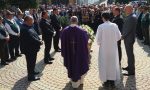 Morì nel cantiere, una folla al funerale