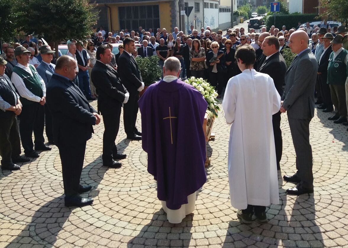 Morì nel cantiere, una folla al funerale