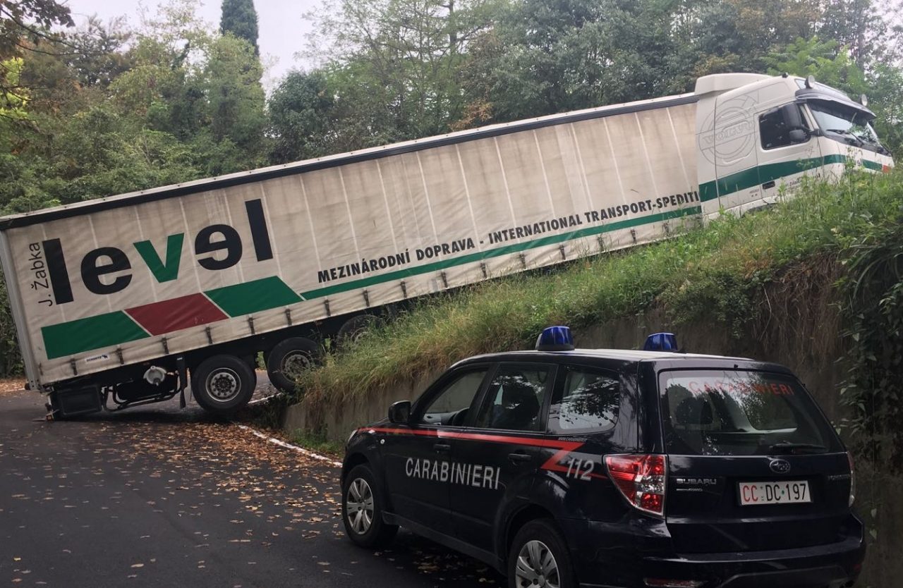 San Sebastiano: camion incastrato sulla strada per la Villa