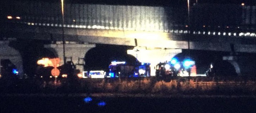 Scontro in autostrada tra due camion: asfalto ricoperto di vetri