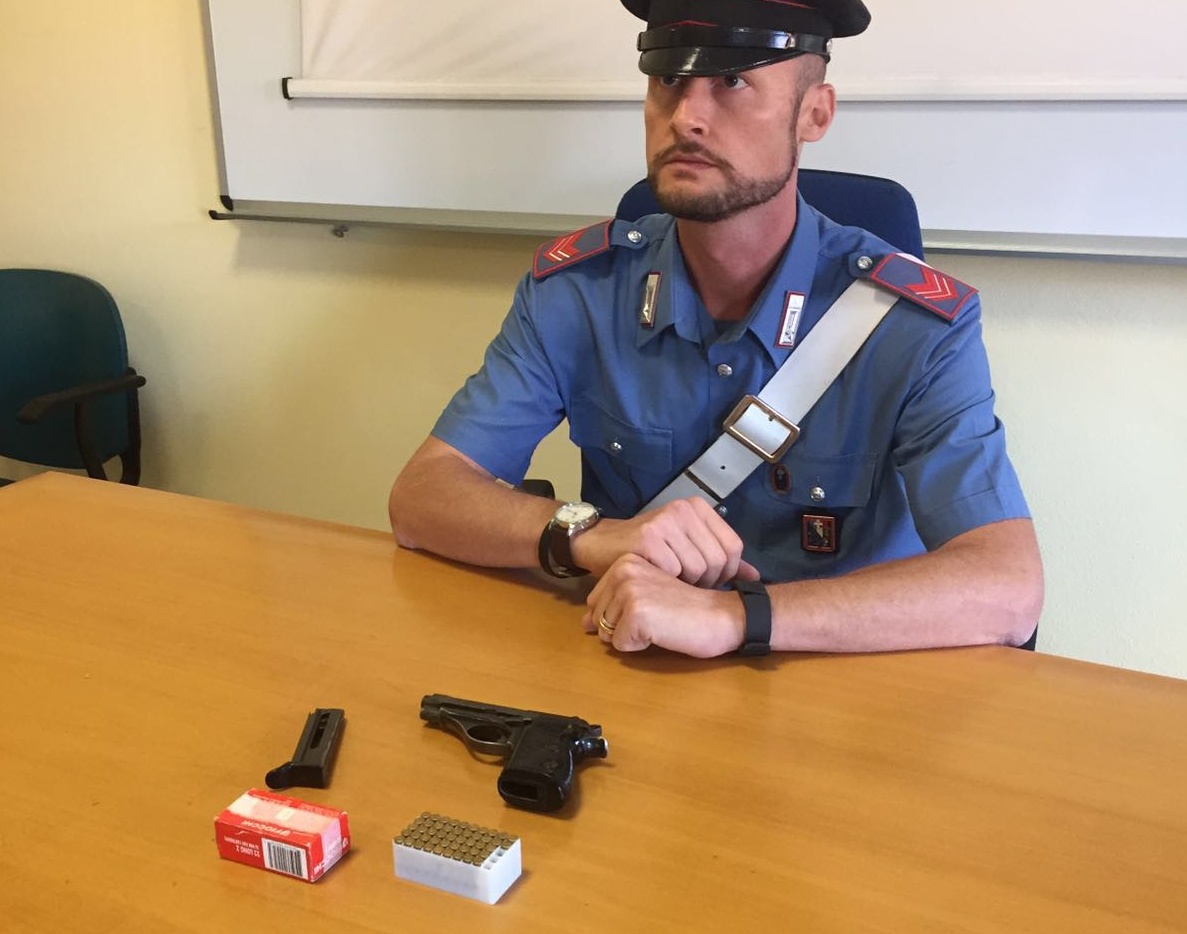 Spara al pube della fidanzata e si difende: “Stavamo solo giocando”
