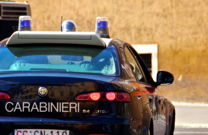 In tre a volto coperto rapinano un pensionato con una pistola