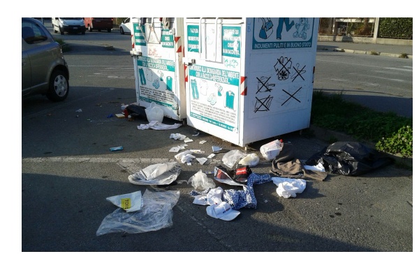 Ancora atti vandali ai danni dei raccoglitori di abiti usati a Settimo