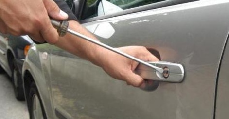 Auto scassinata in pieno giorno e rubato un borsello Crescentino