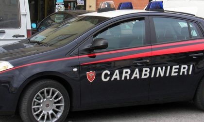 Chiama i carabinieri perché non le versano più da bere e aggredisce i militari