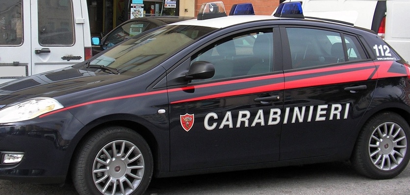 Chiama i carabinieri perché non le versano più da bere e aggredisce i militari