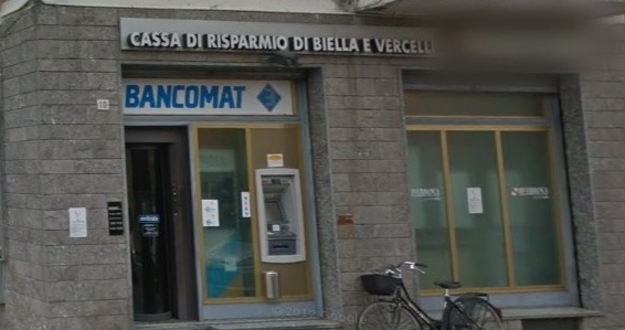 Con parrucche e pistole rapinano una banca a Bianzè