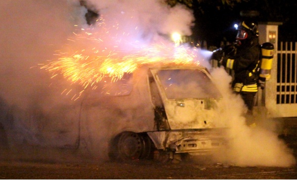 In fiamme un’auto in via XXV Aprile