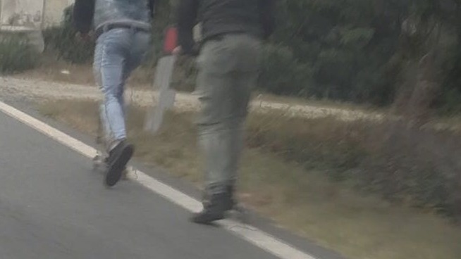 Scontro tra auto e monopattino al buio, un ferito
