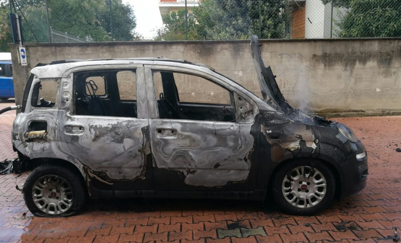 Incendio: un’auto va a fuoco in un cortile a Settimo