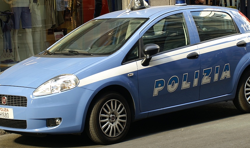 Rapina una donna davanti agli agenti: arrestato a due passi da Settimo